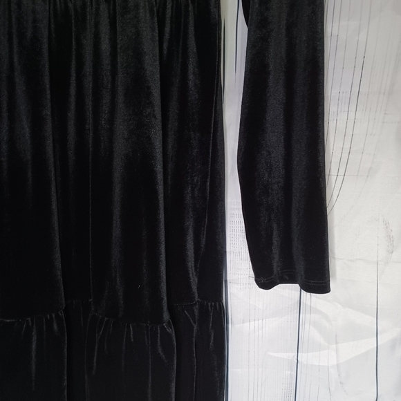 Lilypad velour v-neck long-sleeved dress - Picture 3 of 11